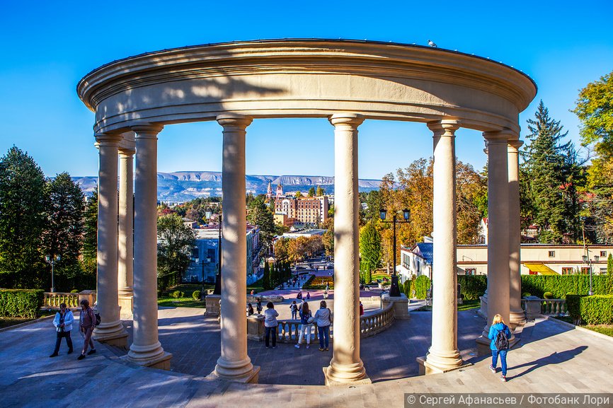Кисловодск колоннада и каскадная лестница. Кисловодский парк весной. Тур в кисловодск. Железноводск орел скульптура. Кисловодск 2023 фото.